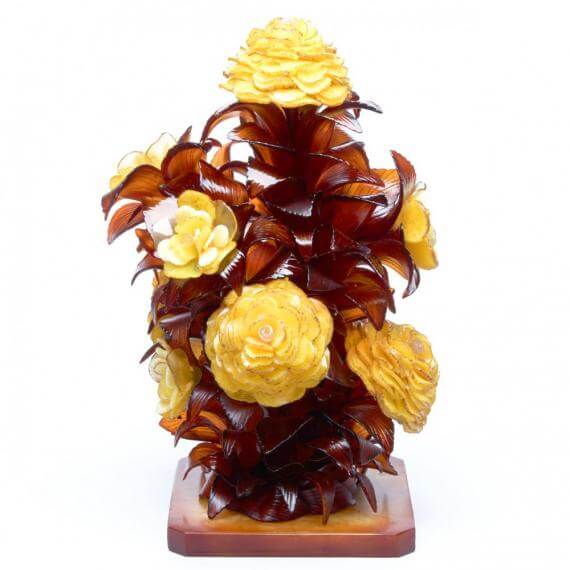 Ikebana “roses with amber”